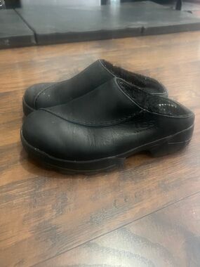 UGG Midtown leather black fur lined clogs size 8
